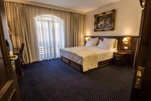 Deluxe King Suite image 10