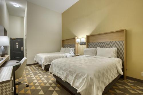 Standard Queen Room with Pool Access