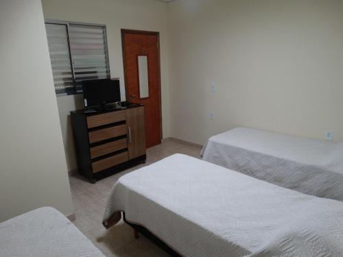 3 twin beds