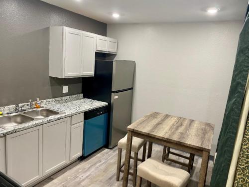 Ozark Inn & Suites - image 6