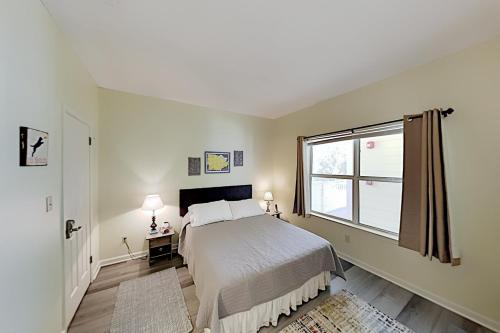 Pointe of View - Pool Gym & Walkable Locale condo - image 8