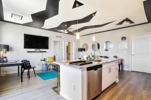 Lux Penthouse Skyline, Views Gym , Free Parking & Wifi in West Baltimore