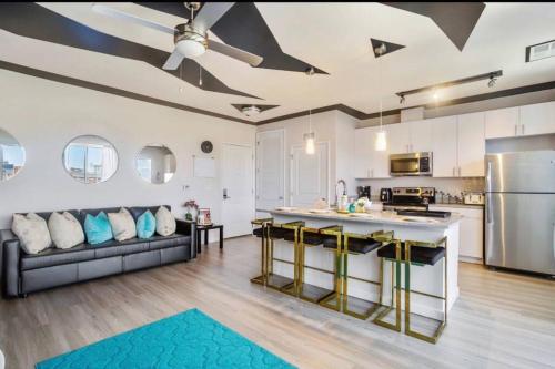 Lux Penthouse Skyline, Views Gym , Free Parking & Wifi in West Baltimore