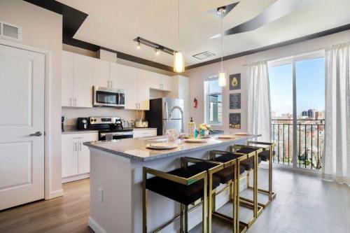 Lux Penthouse Skyline, Views Gym , Free Parking & Wifi in West Baltimore