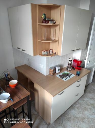 Pretty and quiet top floor 2 bedroom flat in the port area of Nice