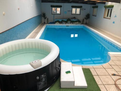 MAISON STYLE GÎTE AVEC POSCINE, SAUNA ET JACUZZI gîte à louer Bois de Bourlon