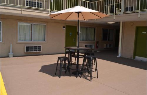 Budget Inn - image 6