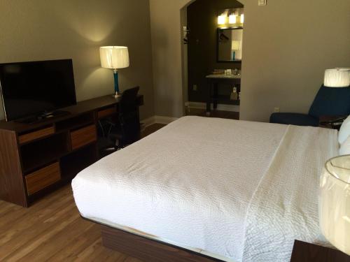 Super 8 by Wyndham San Antonio Near Fort Sam Houston - image 13