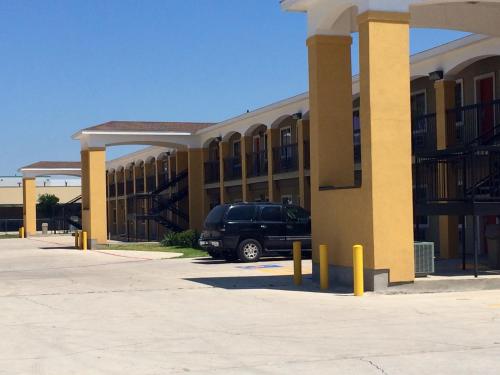 Super 8 by Wyndham San Antonio Near Fort Sam Houston - image 8