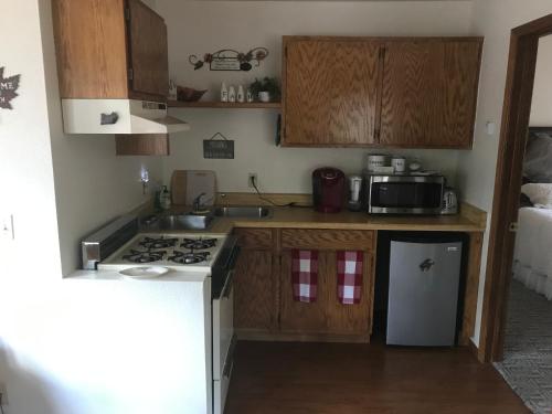 Kitchen, Grand Canyon Cottage at Historic Wrigley Ranch with Horseback Riding & Hiking in Parks