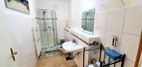 Fewo Traum, 4-Sterne FeWo's mit Pool und Whirlpool, Grillecke und neuem gemütlichen Pavillon im Garten, am Achterwasser mit Badestrand, wenige Autominuten bis zur Ostsee, Überweisung oder Bar akzeptiert in Neppermin, Deutschland