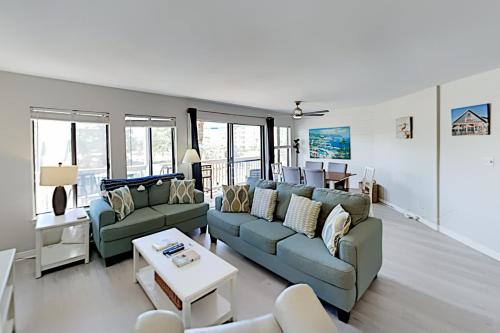 Remodeled Gulf Getaway - Pool Spa - Steps to Sand condo - image 2