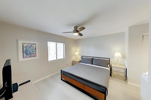 Remodeled Gulf Getaway - Pool Spa - Steps to Sand condo - image 8
