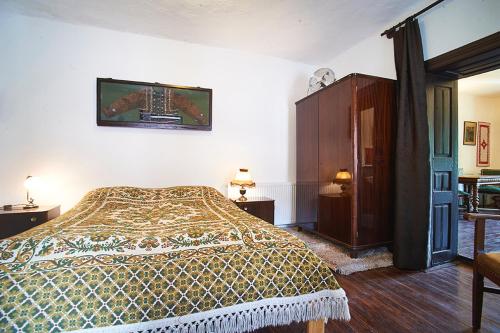 Bartok House - Village Retreat