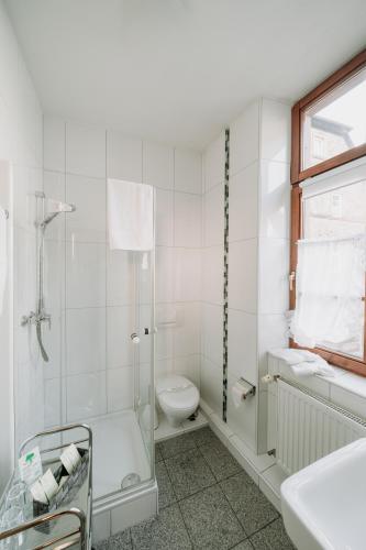 Bathroom, Frankischer Gasthof-Hotel zum Koppen in Gemunden