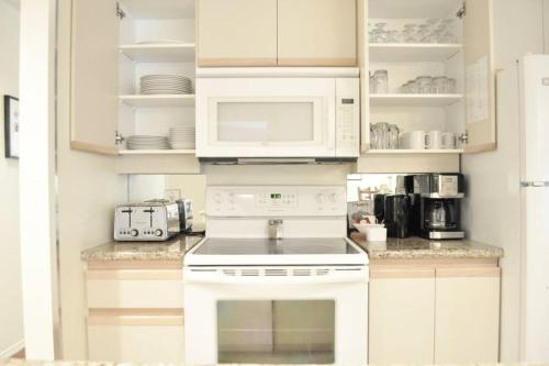 Large 2-Bedroom Whistler condo for up to 6 people w/ swimming pool & hot tub
