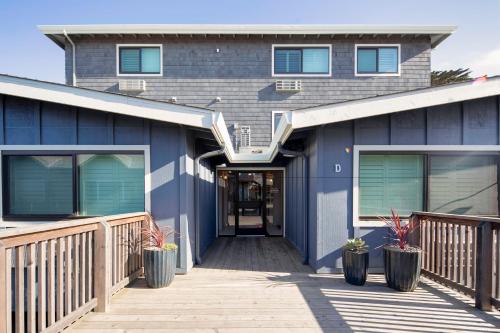 Inn At Moss Landing Point - Tap to explore photos