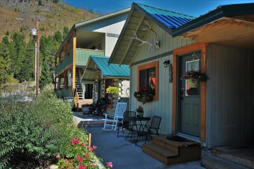 Elk Horn Lodge Cooke City