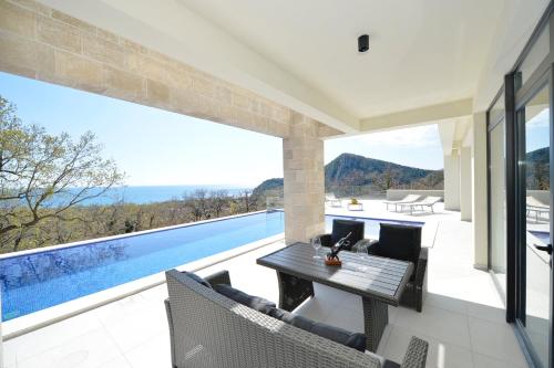 Swimming pool, Villa Zen Hill in Petrovac