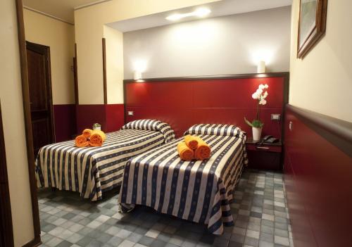 1 queen bed, 1 sofa bed
