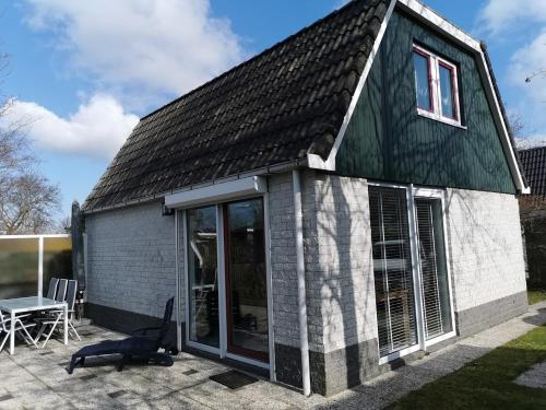  Huisje aan de kust in Sint Maartensvlotbrug