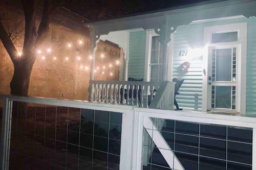 Historic home with heated Mini Pool walking distance to downtown San Antonio! thumb 2