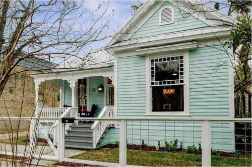 Historic home with heated Mini Pool walking distance to downtown San Antonio! near The Guenther House Museum