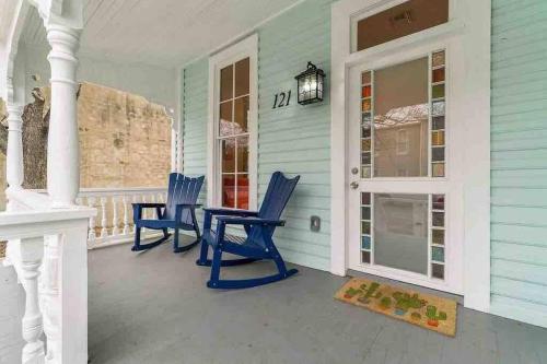 Historic home with heated Mini Pool walking distance to downtown San Antonio! near The Guenther House Museum