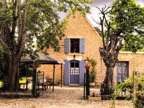 Explore the magic of the Dordogne Les Chouettes sleeps 14 to 16 gîte à louer Truffe