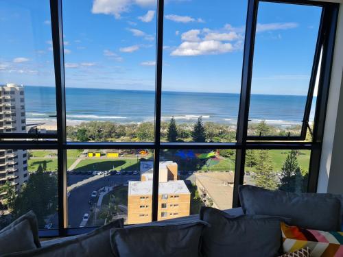 BOADBEACH KOKO FULL OCEAN VIEWS 2bdrms 2 bathrms, eastside unit, 8m tandem carpark, NO SCHOOLIES NO 