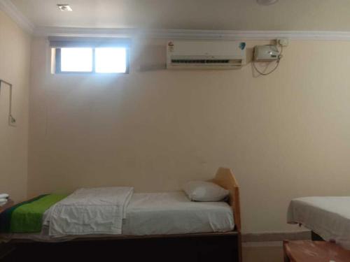1 double bed, 1 twin bed