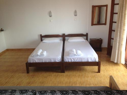 2 twin beds, 1 sofa bed