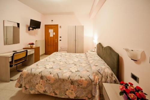 1 queen bed, 1 twin bed