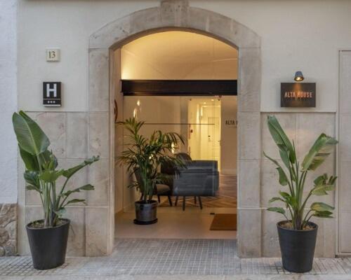 Alta House Begur Alta House Begur is perfectly located for both business and leisure guests in Costa Brava y Maresme. The property features a wide range of facilities to make your stay a pleasant experience. Facilitie