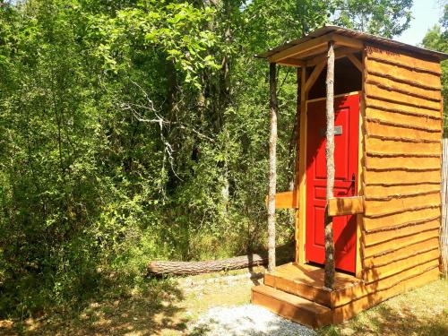 Grand tipis confortable, authentique chalets en rondins et belle maison Périgourdine avec piscine et vue Lascaux en Périgord