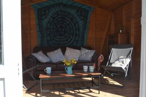 Facilities, No43: Versatile 4BR coastal home with summer house in Cowes Medina