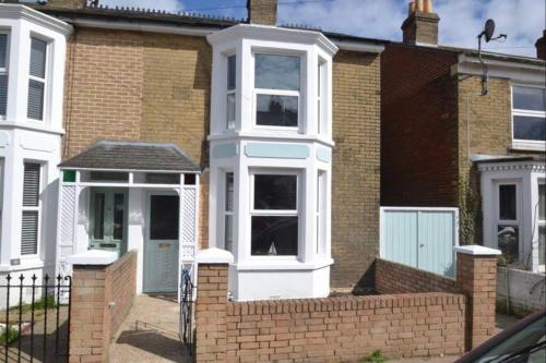 Entrance, No43: Versatile 4BR coastal home with summer house in Cowes Medina