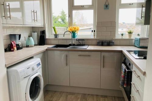 Kitchen, No43: Versatile 4BR coastal home with summer house in Cowes Medina