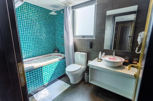 room detail thumbnail 2