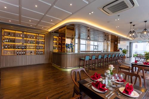 Pub/Lounge, White Lotus Hue Hotel near XQ Kézi Selyemhímző Műhely