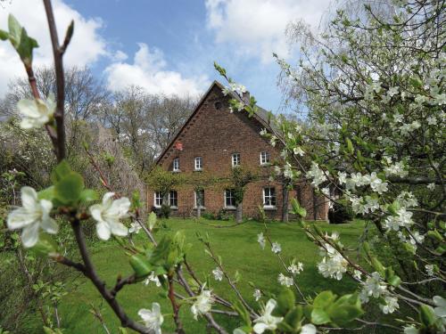 . Gästehof Brockum, altes Bauernhaus, großer Garten