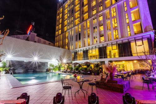 Úszómedence, White Lotus Hue Hotel near XQ Kézi Selyemhímző Műhely