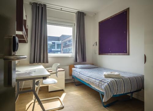 LSE Carr-Saunders Hall - image 14