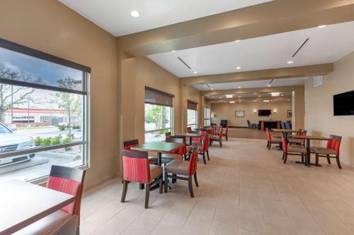 Restaurant, Comfort Inn & Suites Euless DFW West in Euless