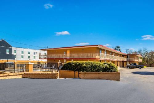 Econo Lodge  Inn & Suites Macon West
