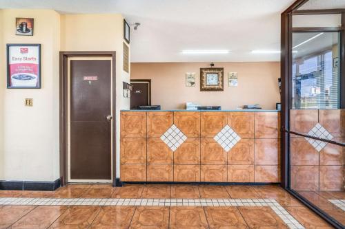 Econo Lodge Inn & Suites Macon - image 8
