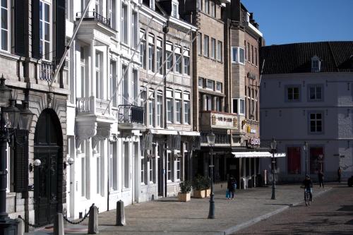 Amrâth  DuCasque, Pension in Maastricht