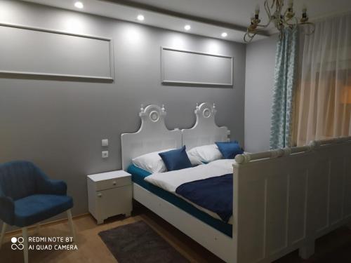 1 king bed, 2 sofa beds