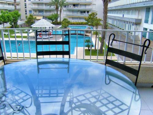 Apartment with Pool View