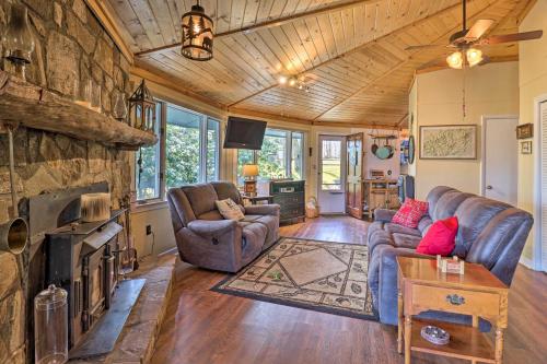 Cozy Cabin Retreat with Fire Pit, Grill and Views - Glenville